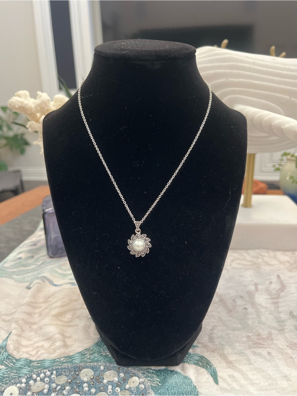 Brand New! Vintage Silver-Tone Pearl Flower Necklace & Freshwater Pearl Earrings - Picture 4 of 10